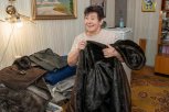 Шубы в дело: благовещенцы обеспечили 90-летнего мастера-волонтера материалом для фронта