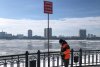 На набережной в Благовещенске появились знаки о запрете выхода на лед