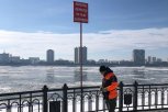На набережной в Благовещенске появились знаки о запрете выхода на лед
