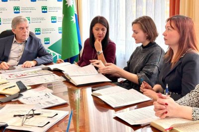 Власти Белогорска обменяют резиновые покрышки во дворах на новые лавочки