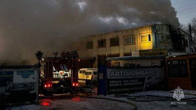 Больше 20 огнеброцев тушили ночной пожар в столице Приамурья