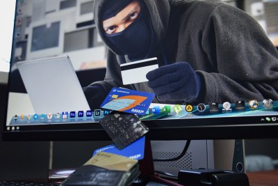 Дропперу из Перми пришлось вернуть пенсионеру из Свободного 100 тысяч рублей