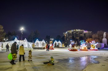 К Новому году в Благовещенске зальют 30 катков и дважды покажут ледовое шоу про Конька-горбунка