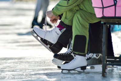 На двух стадионах Белогорска заливают ледовые катки