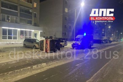 Благовещенец врезался в две припаркованных машины и стал подозреваемым в деле об угоне