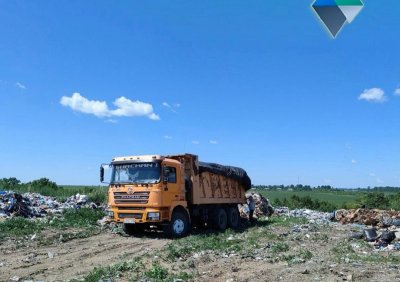 Водителя грузовика оштрафовали за незаконный сброс отходов в Ромненском округе