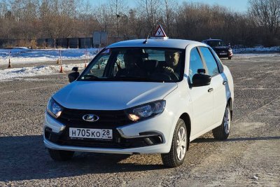 Ветеранов СВО с инвалидностью в Приамурье учат водить автомобили с ручным управлением