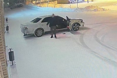 Отпинал и выбросил: неизвестный житель Тынды совершил дерзкое нападение на урну возле администрации