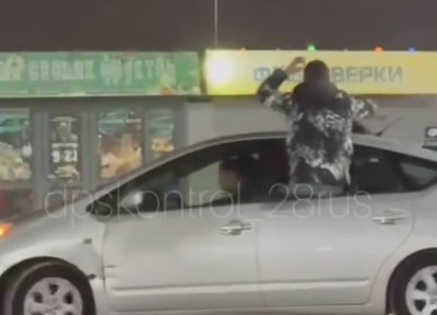 Благовещенец устроил дрифт на парковке торгового центра