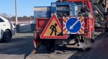 На действующем путепроводе Белогорска ведутся ремонтные работы