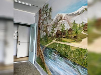 «Сделала для души и для соседей»: глава Тындинского округа расписала стену в подъезде