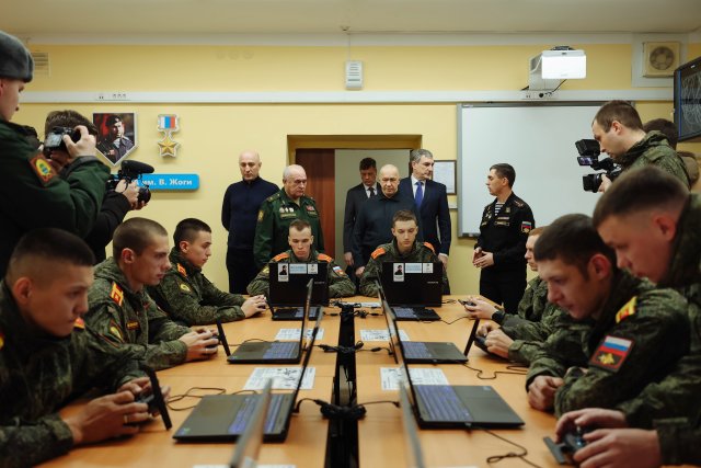 ДВОКУ готовит командиров взводов беспилотников: Юрий Трутнев побывал в военном училище