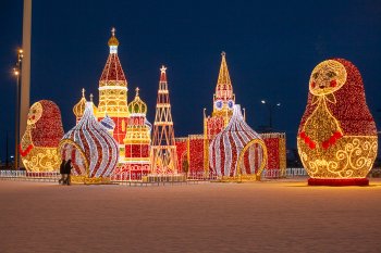 В Благовещенске на центральной площади зажгли главную елку и новые светящиеся фигуры