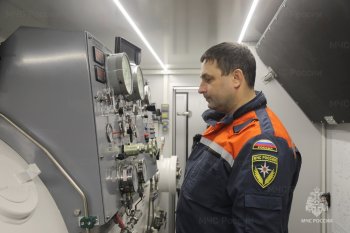 Уникальный барокомплекс и мобильная водолазная станция поступили амурским спасателям МЧС России