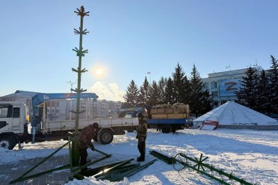 Новогоднюю ель на главной площади Белогорска дополнят вырезанные изо льда персонажи русских сказок