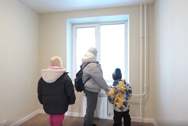 Многодетная семья из Благовещенска получит просторную квартиру в «арендном» доме