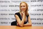 Насквозь счастливая девушка: амурская красавица читает «Амурскую правду» от корки до корки