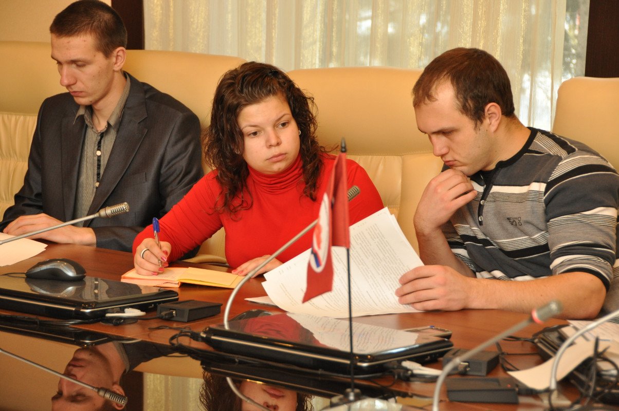 Амурская молодежь предложила Совфеду поправить закон «О волонтерах» / Проект федерального закона «О волонтерстве» обсудили на заседании молодежного парламента при Заксобрании Амурской области. Парламентарии его поддержали, но при этом отметили, что в законопроект необходимо внести ряд поправок.