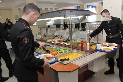 В ДВВКУ учили кормить солдат по системе шведского стола / Воинские части Амурской области переходят на новую систему питания – в столовых появятся элементы шведского стола. Сегодня командующий 35-й армией и командиры воинских частей познакомились с новым способом раздачи пищи, который внедрили на базе Дальневосточного высшего военного командного училища (ДВВКУ).