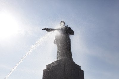 Ленин в Благовещенске принял душ / Сегодня утром на главной площади Благовещенска сотрудники муниципального предприятия ГСТК мыли памятник Владимиру Ленину. Для этого мощную струю воды направляли прямо на монумент.