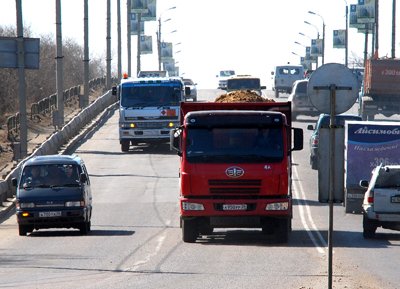 Благовещенск закрыли для движения большегрузов / 40-тонным грузовикам с 1 июня запрещено въезжать на дороги областного центра, если только их владельцы не оплатят ремонт разбитой ими трассы. 
