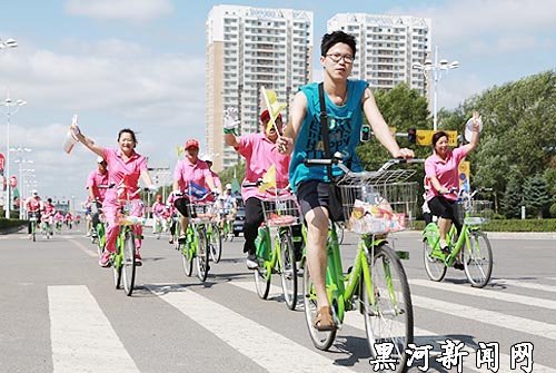 В Хэйхэ прошел велопробег в защиту окружающей среды / Акция в защиту окружающей среды и здоровья прошла на прошлой неделе в Хэйхэ. Сотни жителей китайского города в розовых одеяниях проехались по главной улице на велосипедах. 