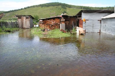 Вода не отступает от города Сковородино / Выпавшие ночью в Сковородинском районе осадки не сказались на уровне воды в реке Большой Невер. По данным на 8:00, он даже упал на три сантиметра.