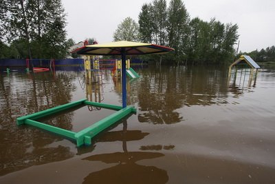 Ивановка продолжает тонуть / Вода в реке Уркан в районе села Ивановка Зейского района продолжает подниматься. По данным зейской гидрометеорологической обсерватории, на 12 часов дня уровень воды составляет 764 сантиметра. 