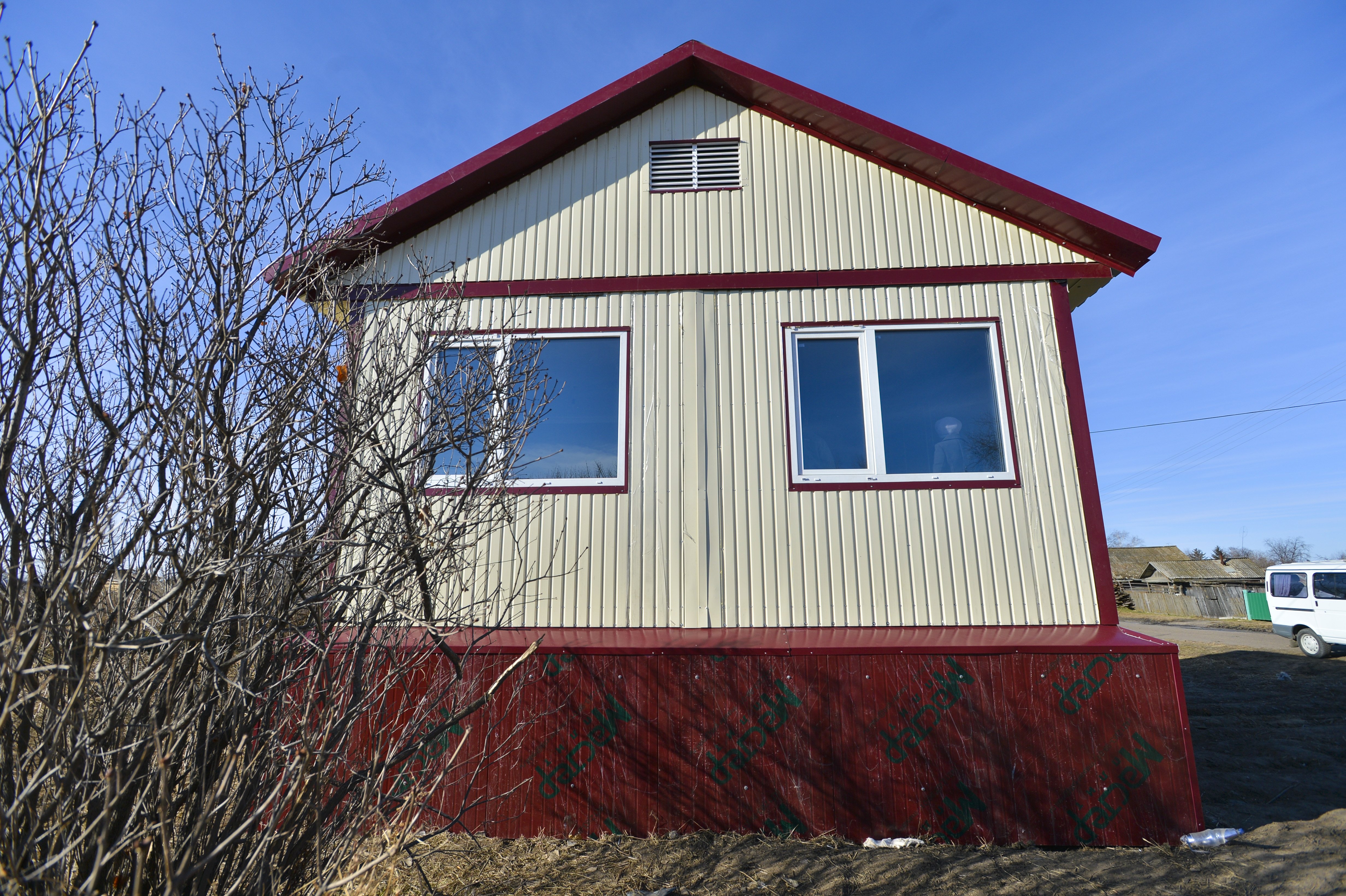 Первый быстровозводимый дом для подтопленцев построили в Приамурье / В селе Иннокентьевка Архаринского района сдан первый быстровозводимый дом для пострадавших от наводнения в Приамурье. На его сборку ушло меньше недели. 