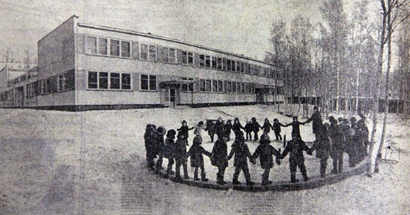 Воспитательница «Колокольчика» Раиса Козина со своими воспитанниками. Фото: В. Мариковского.