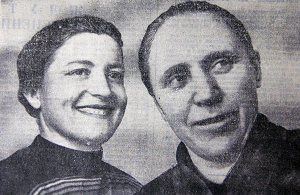 1964 год. Раиса Гудкова и Вера Лымарь стали маяками этого года, надаивая от коровы ежедневно по 10 к