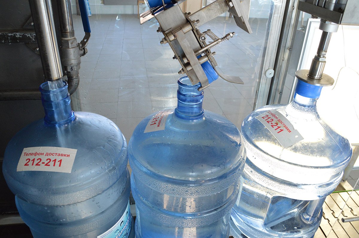 Наполнение бутылей водой. Материал изготовления бутылей для воды. Поставка воды в бутылях из нержавейки. Синтетическая вода. Вода делан архангельск