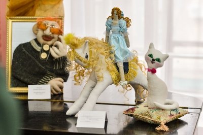 На выставке тряпичных кукол засветились Чарли Чаплин и Баба-Яга