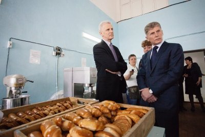 Олег Кожемяко накормил Андрея Фурсенко амурским хлебом