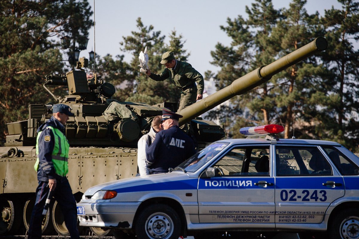 Танки в городе: в Благовещенске открылась выставка военной техники.  Фоторепортаж — Амурская правда, новости Благовещенска и Амурской области