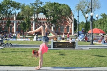 Благовещенск отмечает День России. Фоторепортаж с набережной Амура