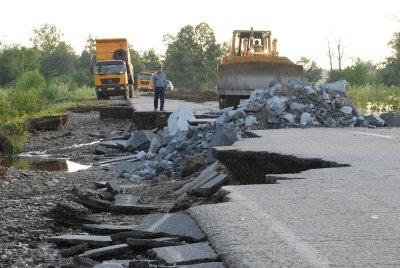 Восстановить разрушенные после наводнения дороги планируют к октябрю