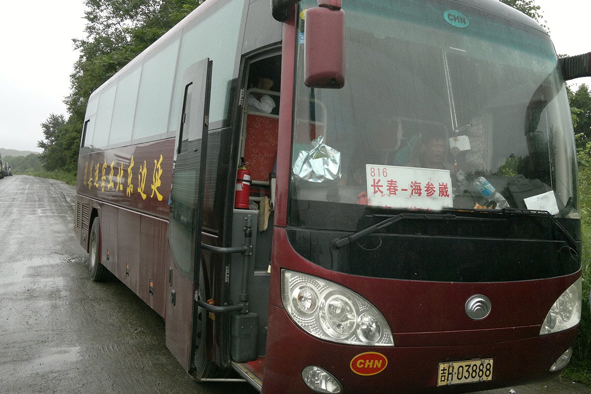 Из-за размытой железной дороги в Китае туристы добираются до моря автобусами / Амурские туристы вынуждены добираться до курортов Желтого моря автобусами. В Китае размыло железнодорожные пути, и, когда закончатся восстановительные работы, неизвестно. 