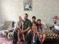 Многодетная семья беженцев из Донбасса вот уже неделю живет у своих амурских родственников.