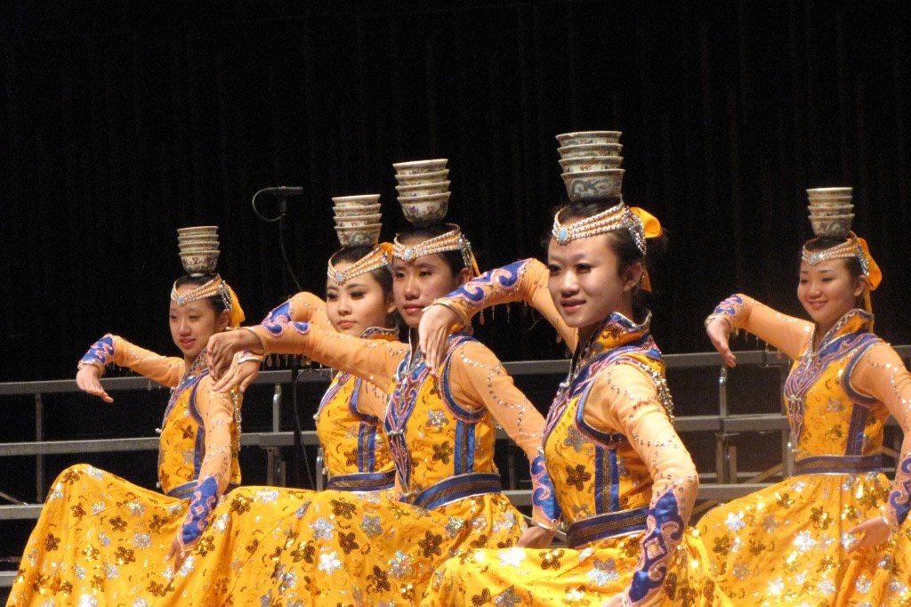 Монгольские народные танцы покажут амурчанам / Горловое пение и народные танцы представит в своей концертной программе делегация китайской провинции Внутренняя Монголия. Гости, которые приедут в Приамурье впервые, выступят в городах области 26 и 27 июля в рамках Российско-китайской ярмарки культуры и искусства. 