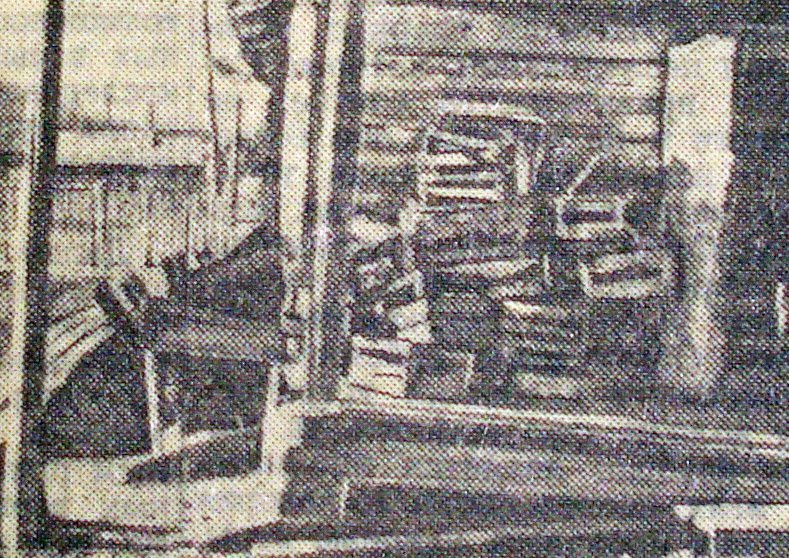 Баррикада у магазина – дело рук начальника продснаба. 1960 г.