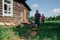 Мужчины из семьи Романовских вместе с рабочими на этой неделе начнут ремонтировать дом.