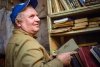 Дворник Сергей Нифашев спасает выброшенные книги в своем подвале
