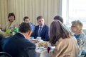 Новоселы угостили губернатора Олега Кожемяко чаем с пирогом. Фото: Андрей Оглезнев