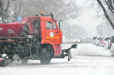 На благовещенские дороги в снегопад высыпали 33 тонны противогололедных материалов
