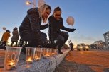 В память о жертвах ДТП в Благовещенске зажгли свечи. Фоторепортаж