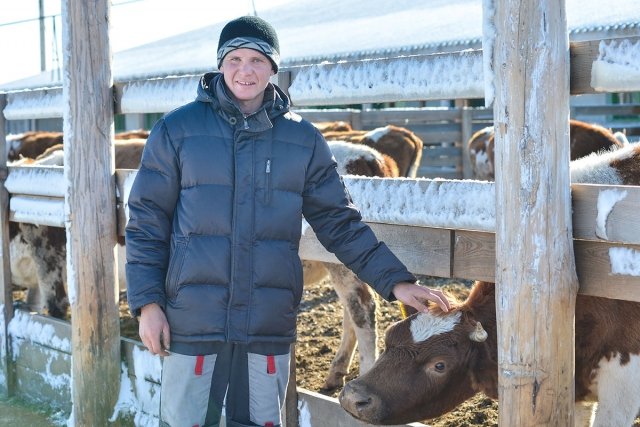 Дом, который построил шеф / «Бесплатное жилье? Да кто ж сейчас, в наш прагматичный век, будет дома задаром возводить?» — не верят скептики. И совершенно зря: бесплатные квартиры в Приамурье все-таки строятся. Помимо предприятий, обеспечивающих своих сотрудников служебными квадратами, в селах работают государственные программы, благодаря которым стать новоселом можно за небольшие деньги. Кто из работодателей строит дома, в какую копеечку им влетает счастье в квадрате для сотрудников, выясняла «Деловая среда».