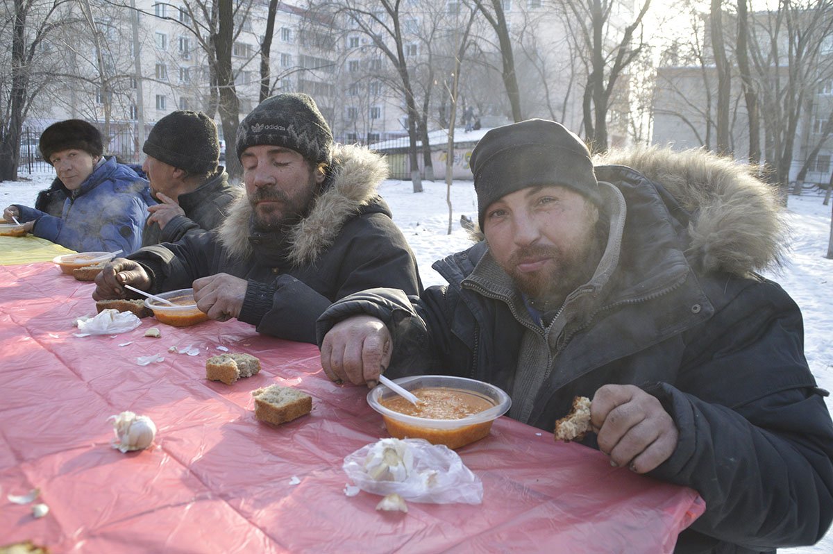 Фото кормления волонтерами бездомных вторыми блюдами.