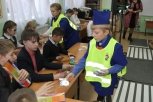 В Амурской области детям раздали светоотражающие браслеты и подвески