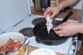 3. Полученную филейную массу забрасываем в кастрюлю, солим, туда же разбиваем яйцо и перемешиваем.